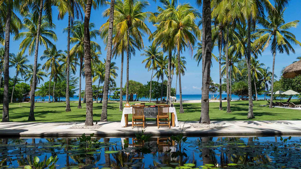 Sira Beach House - Breakfast by the pool